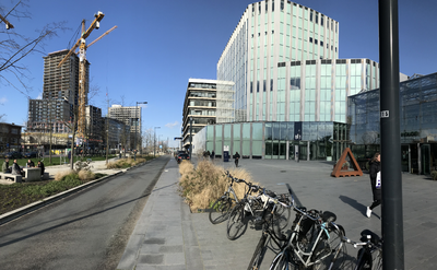 853610 Gezicht in de Croeselaan te Utrecht met rechts het Rijkskantoor De Knoop (Mineurslaan 500) en links op de ...